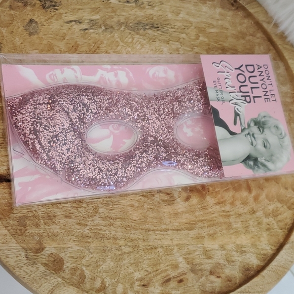 Marilyn Monroe Pink Glitter Gel Eye Mask - Picture 2 of 4